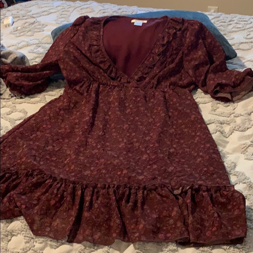 womans Large dress goes to knee length